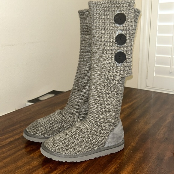 Ugg women’s classic cardy boots.. - Picture 1 of 12